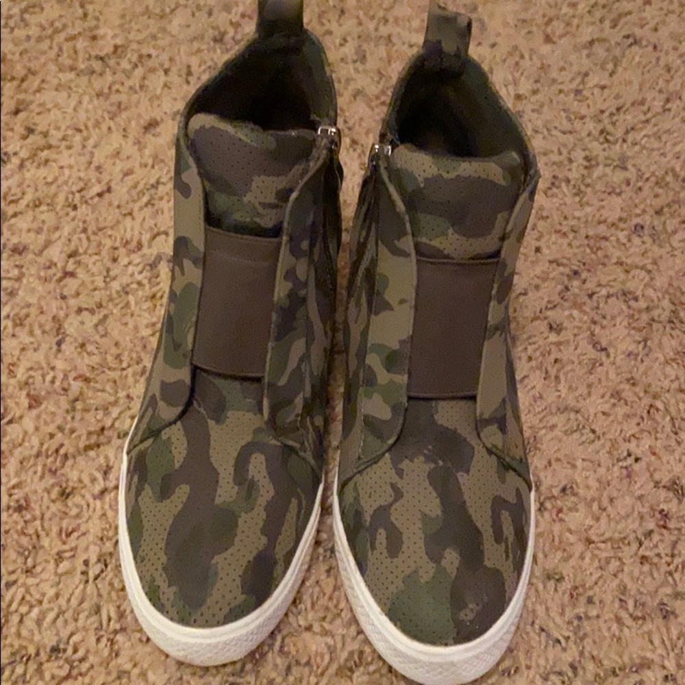 Camo wedge sneakers